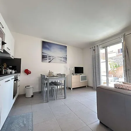 T2 En Centre-ville, Terrasse, Clim Et Parking, Proche Et Commodites - Fr-1-226-550 * Сент-Максим