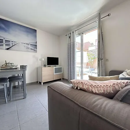 Apartment T2 En Centre-ville, Terrasse, Clim Et Parking, Proche Et Commodites - Fr-1-226-550 *