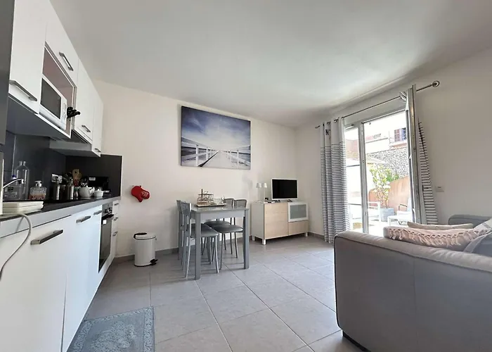 T2 En Centre-ville, Terrasse, Clim Et Parking, Proche Et Commodites - Fr-1-226-550 * Sainte-Maxime